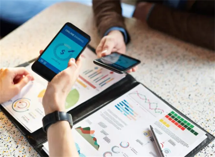 Business users transferring funds via mobile online banking, demonstrating offline-capable peer-to-peer payment tech